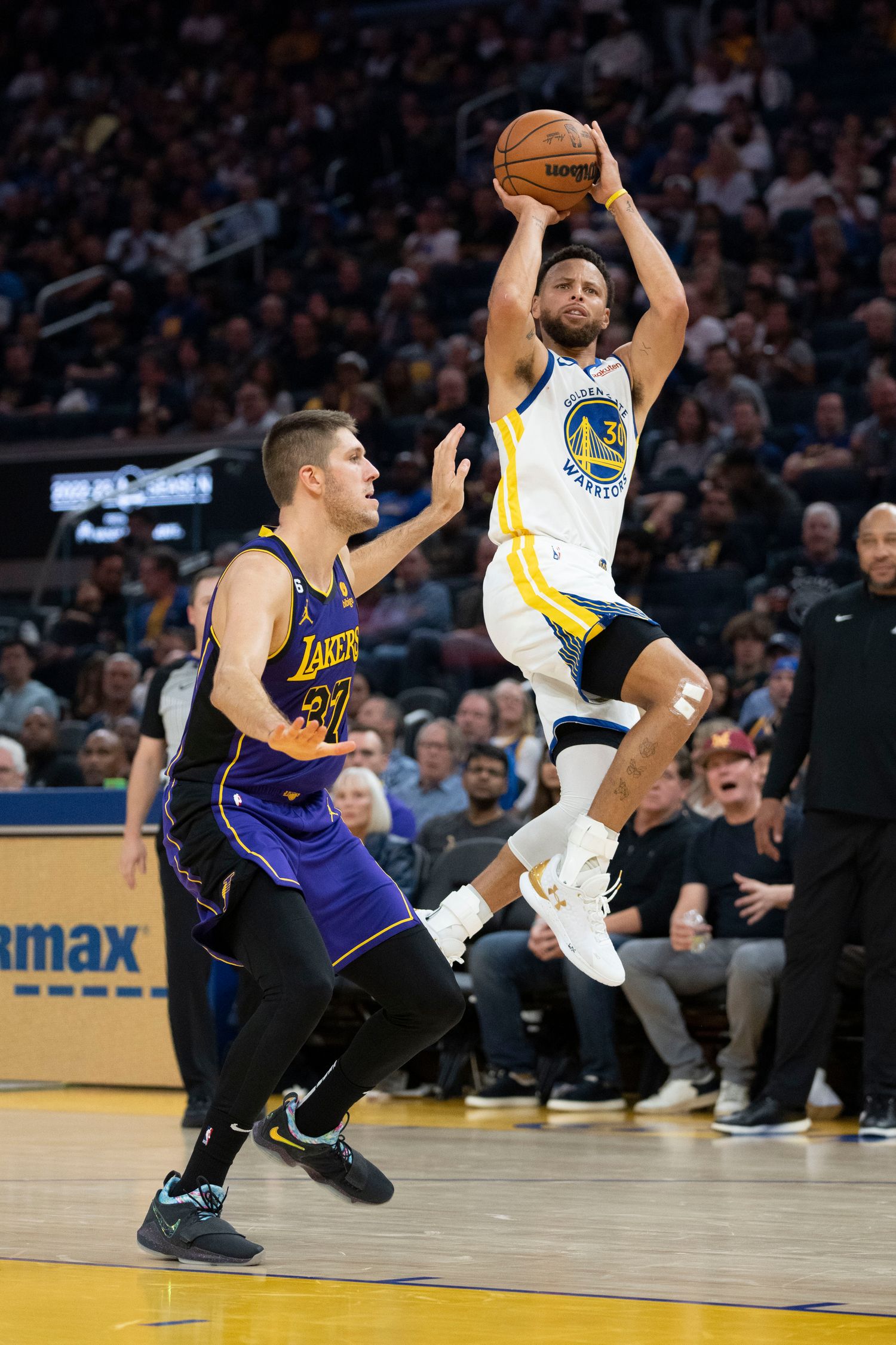 Stephen Curry shoots the basketball against the Lakers.